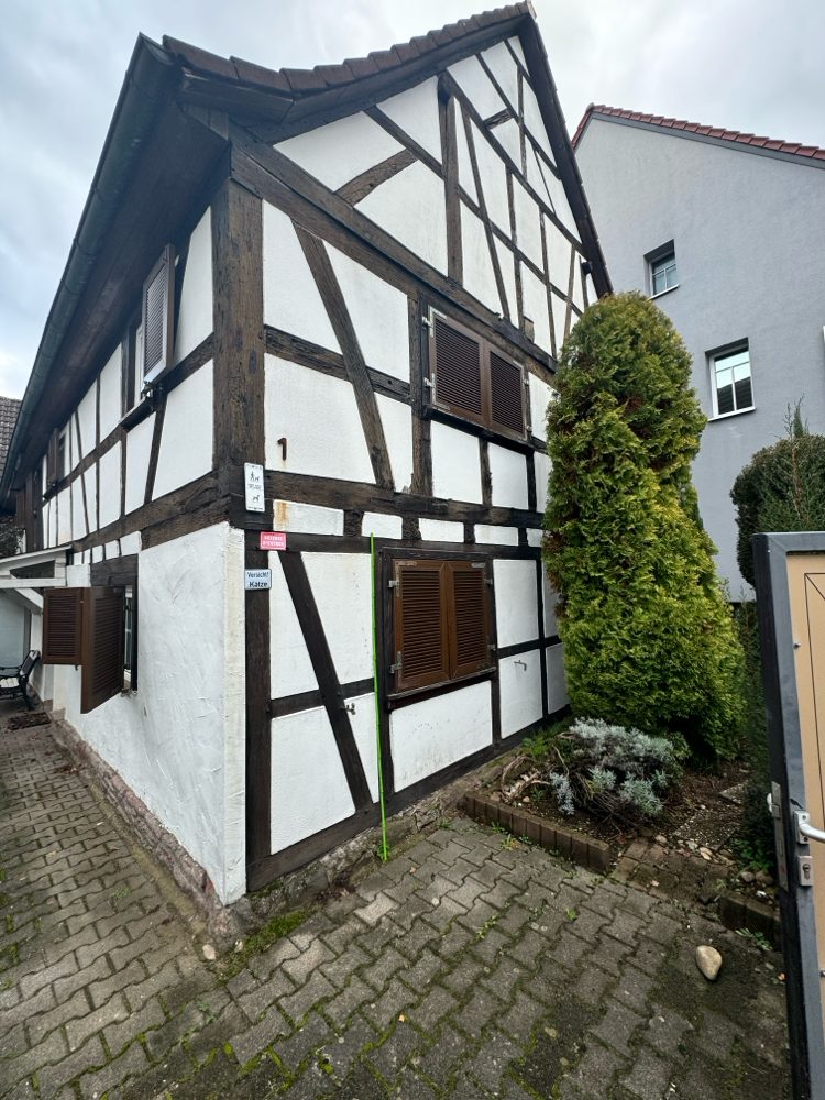 Seitenansicht eines modernisierten Fachwerkwerkhauses