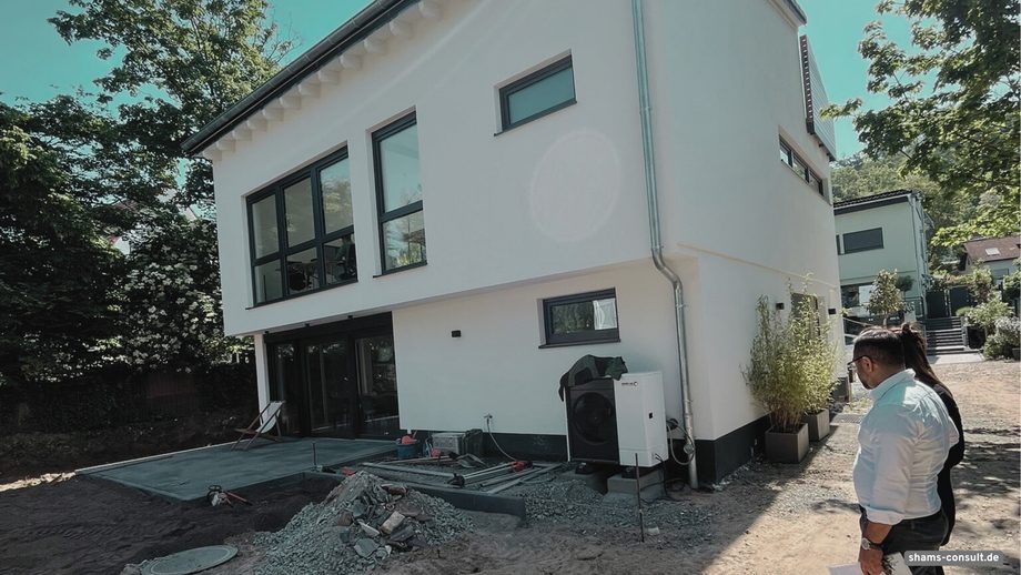 Majeed Shams im Vordergrund rechts begutachtet den Neubau des Bürogebäudes